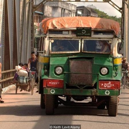 O governo de Mianmar contratou caminhões para transportar os fantasmas - BBC
