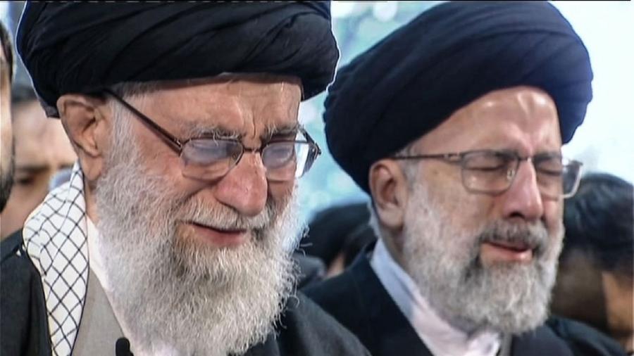 Ali Khamenei (à esq.) chora em tributo para general iraniano - Reprodução/Iran Press/AFP