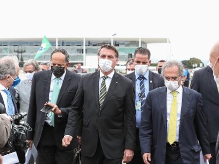 7.mai.2020 - Presidente Jair Bolsonaro caminha ao lado de Braga Netto e Paulo Guedes até o STF para reunião com Dias Toffoli - Marcos Correa/PR