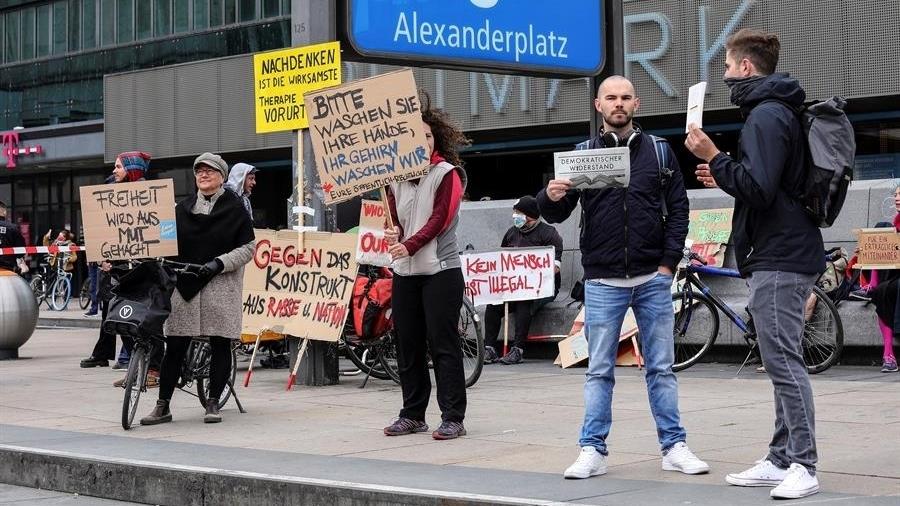 No mês de maio, manifestantes protestaram nas ruas de Berlim contra restrições sociais e econômicas impostas devido à covid-19 - EFE/EPA/OMER MESSINGER