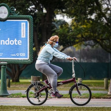 De máscara, mulher anda de bicicleta em Buenos Aires, na Argentina - Marcelo Endelli/Getty Images