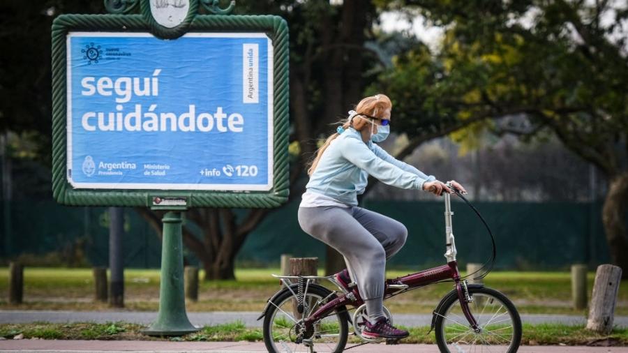 De máscara, mulher anda de bicicleta em Buenos Aires, na Argentina - Marcelo Endelli/Getty Images