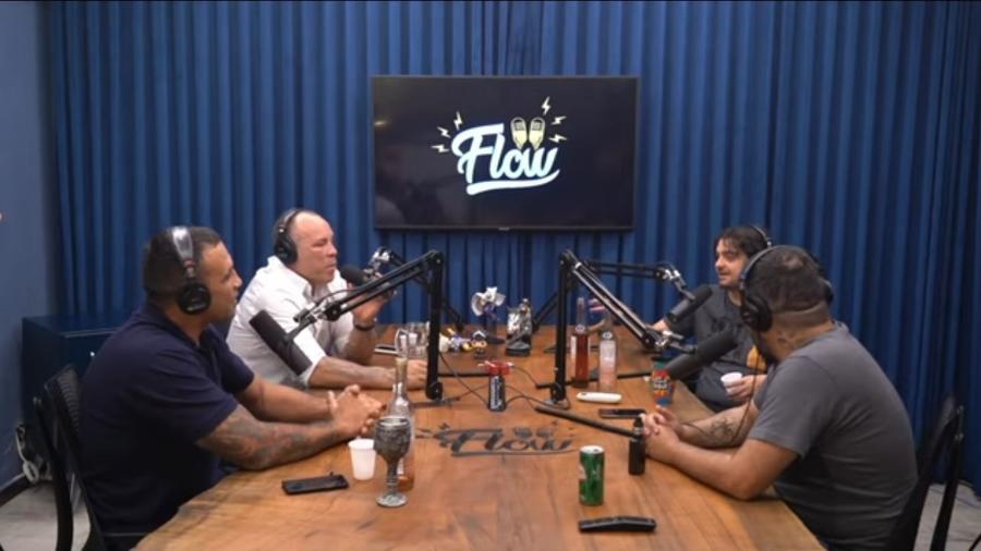 Flow Podcast conversa com os lutadores Fabricio Werdum (esq.) e Wanderlei Silva (fundo, à esquerda) - Reprodução/ Youtube/ Flow Podcast