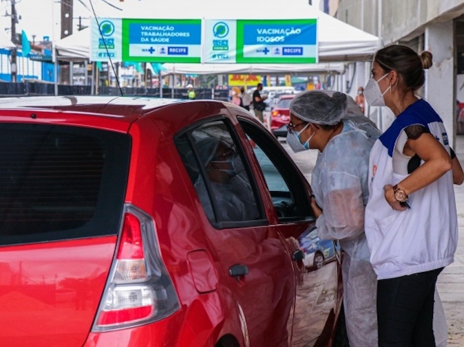 Com mais doses, Recife dribla plano estadual e vacina na frente do interior