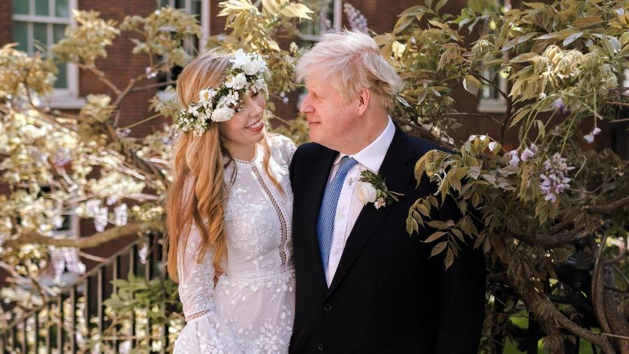 Foto de Boris Johnson, primeiro-ministro britânico, e a mulher, Carrie Symonds, após a cerimônia de casamento que a imprensa classificou como "secreta" - Downing Street/Reprodução/Sky News