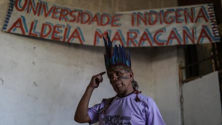 José Urutau Guajajara, no prédio da Aldeia Maracanã, lugar no qual diz sonhar ver uma universidade geridas por indígenas - Mongabay - Mongabay