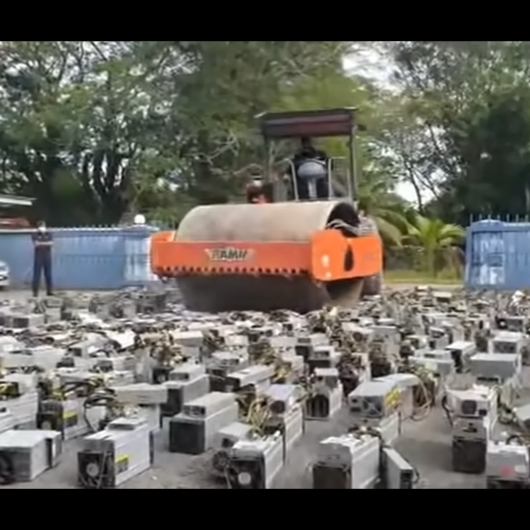 Com rolo compressor, polícia destrói aparelhos usados para minerar bitcoin  - 19/07/2021 - UOL TILT