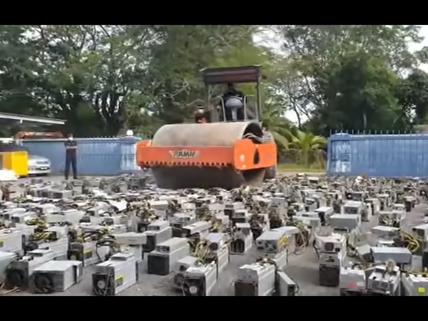 Com rolo compressor, polícia destrói aparelhos usados para minerar bitcoin