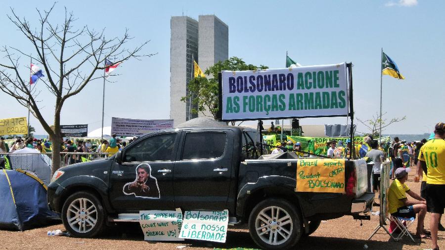 Bolsonarista estacionou camionete no gramado em frente ao Congresso Nacional durante protesto no Sete de Setembro - Rubens Valente / UOL