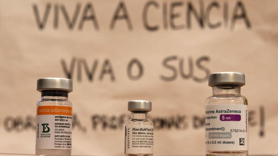 Frascos das vacinas contra a covid-19 Coronavac, Pifzer e AstraZeneca - Fabio Motta/ Prefeitura do Rio de Janeiro