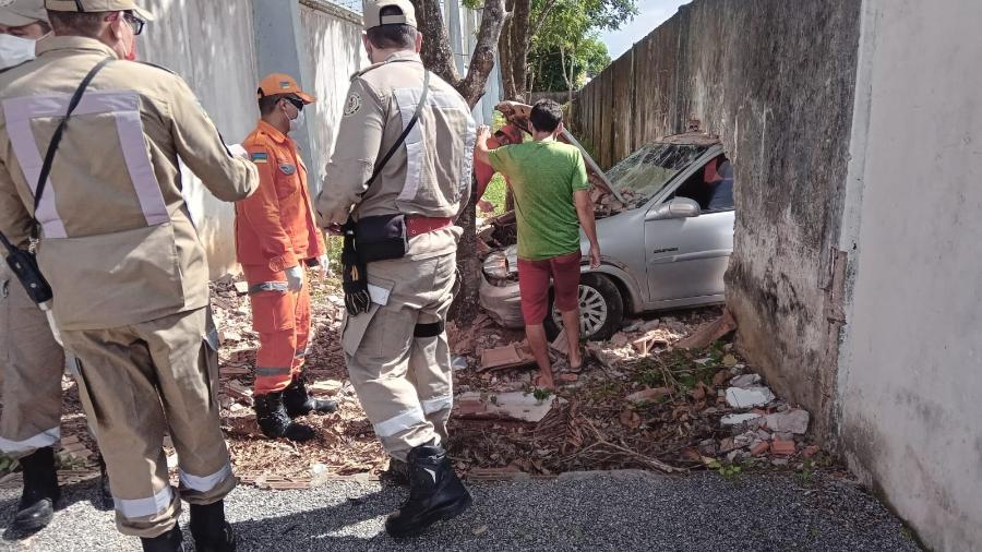 Carro "cravado" no muro ficou quase metade pelo lado de dentro da escola estadual em Santana (AP) - Reprodução/ Corpo de Bombeiros do Amapá
