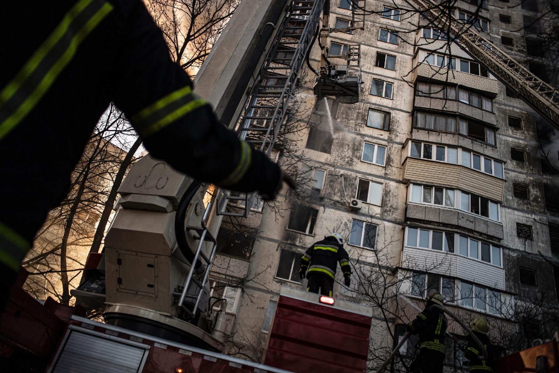 15.mar.2022 - Uma cratera de pelo menos 5 metros de diâmetro e 3 de profundidade foi aberta pelo impacto que atingiu o jardim em frente de um prédio dentro de um conjunto residencial na região oeste de Kiev. A fachada de frente para onde o míssil caiu ficou completamente destruída. - André Liohn