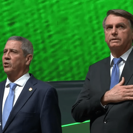 10.ago.2022 - Bolsonaro e o seu então candidato a vice, o general Walter Braga Netto