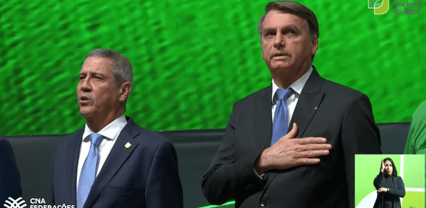 10.ago.2022 - Bolsonaro e seu candidato a vice, o general Walter Braga Netto, na abertura do Encontro Nacional do Agro, em Brasília