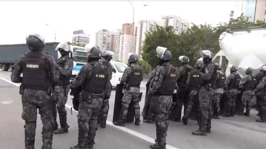 Tropa de choque foi enviada para desbloquear as rodovias em São Paulo - Reprodução/TV Globo