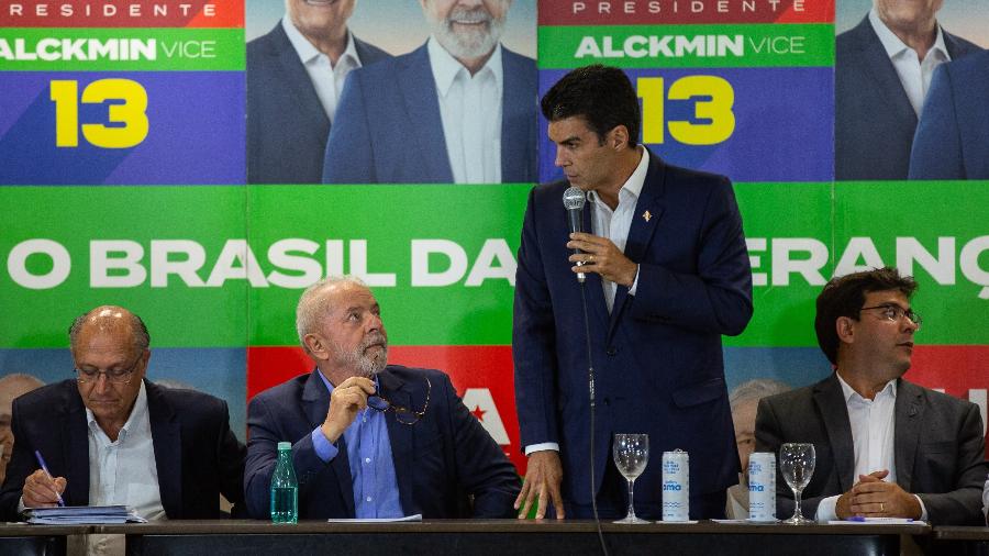 O então candidato Lula (PT) encontra-se com governadores e senadores durante o segundo turno das eleições - Mathilde Missioneiro/Folhapress