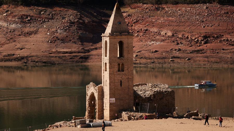 15.mar.2023 - Torre de igreja ressurge após reservatório secar na Espanha - 15.mar.2023 - Nacho Doce/Reuters