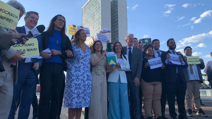Parlamentares comemoram na praça dos Três Poderes a aprovação do relatório final da CPI do 8/1I, que apontou Bolsonaro como autor dos atos golpistas