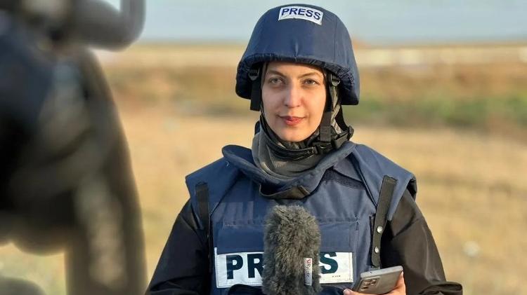 Youmna El-Qunsol, mãe de quatro crianças, cobre a guerra para a Al Jazeera