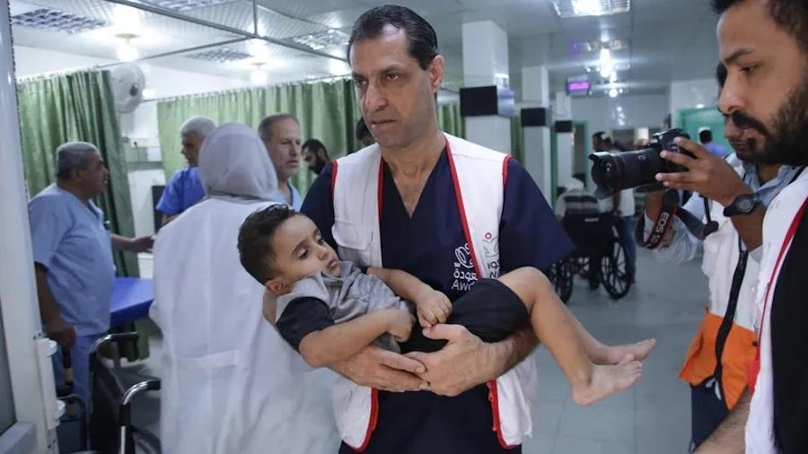Ahmad Muhanna, diretor do hospital Al-Awda, foi levado pelo Exército de Israel há quatro semanas