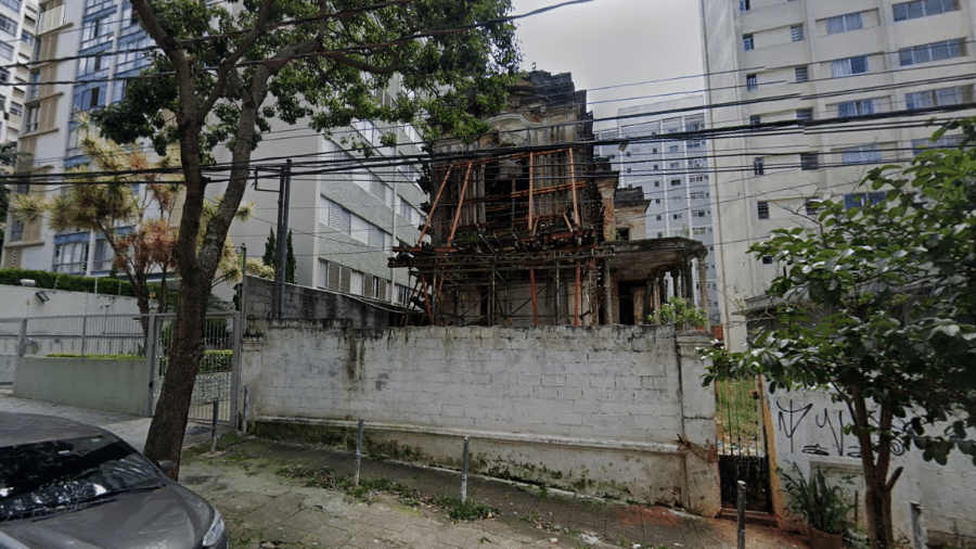 Casarão abandonado na rua Artur Prado, na Bela Vista, em São Paulo