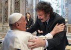 Após encontro, Milei diz que 'reconsiderou' opiniões sobre Papa (Foto: Vatican Media/AFP)