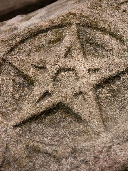 Pentagrama em lápide de 1284, em Portugal