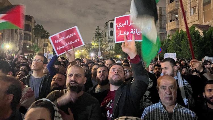 Manifestantes protestam contra a guerra em Gaza próximos à embaixada israelense em Amã, na Jordânia 