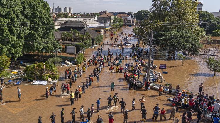 Milhares de voluntários civis, Policia Civil, Policia Militar, Exército e Clubes Sociais ajudam a resgatar e abrigar pessoas que estão com suas residências inundadas