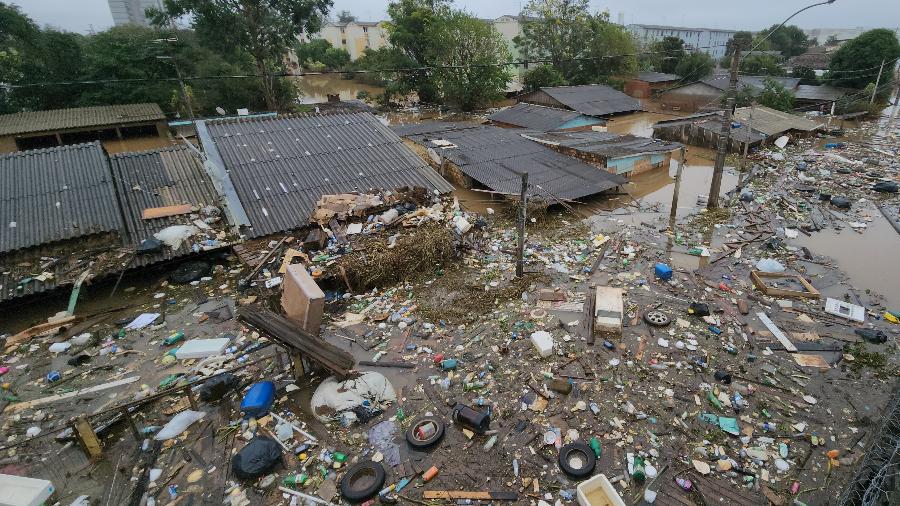 19.mai.2024 - Bairro Rio dos Sinos, em São Leopoldo (RS), estava debaixo d'água após enchente; com a queda do nível da água, moradores começaram a limpar casas e recolher entulho