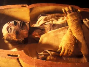 Faraó poderoso, Ramsés 2º 'ganha' rosto com ajuda de múmia e crânios doados
