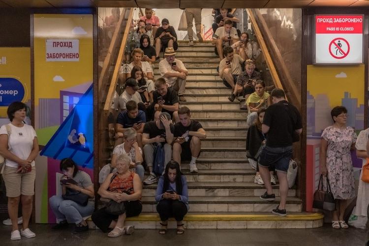 Pessoas se abrigam na estação de metrô Teatralna durante um ataque aéreo russo, em Kiev, em 26 de agosto de 2024