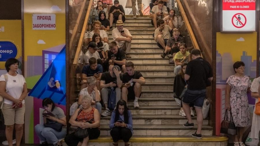 Pessoas se abrigam na estação de metrô Teatralna durante um ataque aéreo russo, em Kiev, em 26 de agosto de 2024