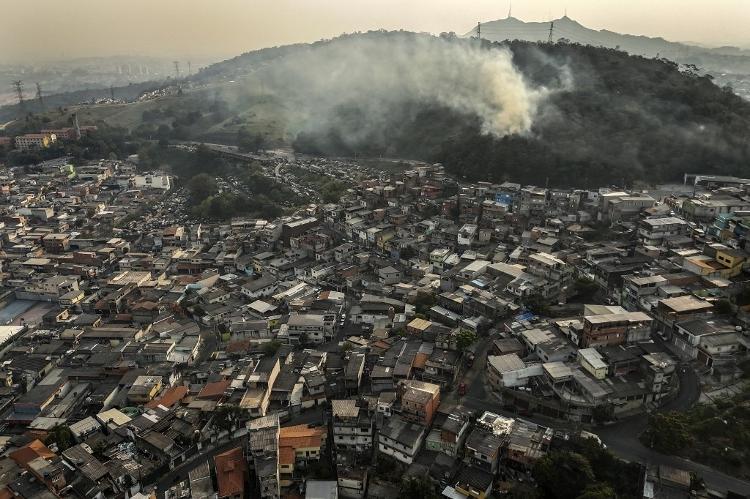 Fumaça em área de mata perto do bairro Pirituba, em São Paulo, em 13 de setembro