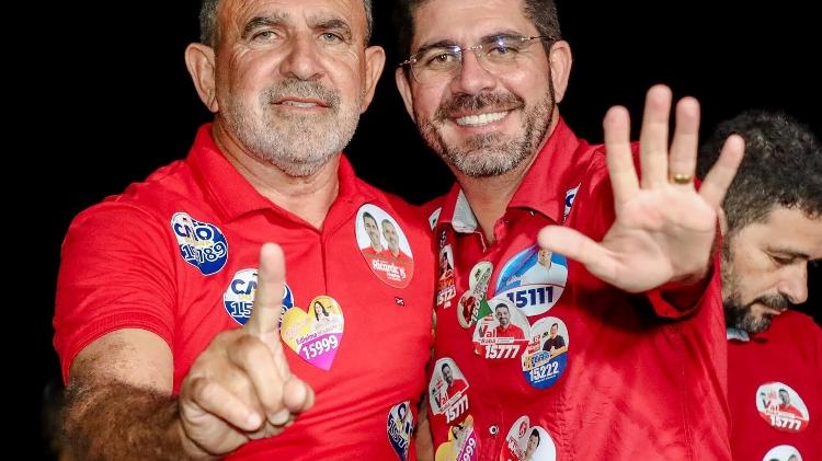 Ricardo Paranhos (à direita) e o vice, com adesivos dos dez candidatos a vereador colados na camisa