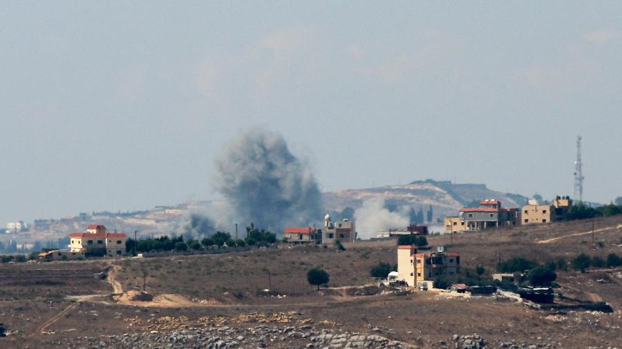 Fumaça sobre Nabatieh visto de Marjayoun, perto da fronteira do Líbano com Israel