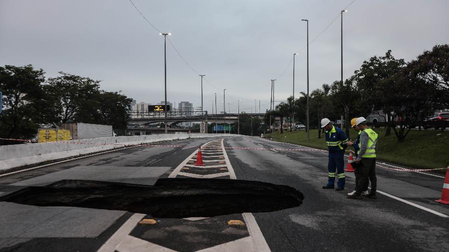 11.abr.25 - Vista da cratera que se abriu na pista central da Marginal do Tietê, sentido Castello Branco, em São Paulo 11.abr.25 - Vista da cratera que se abriu na pista central da Marginal do Tietê, sentido Castello Branco, em São Paulo
