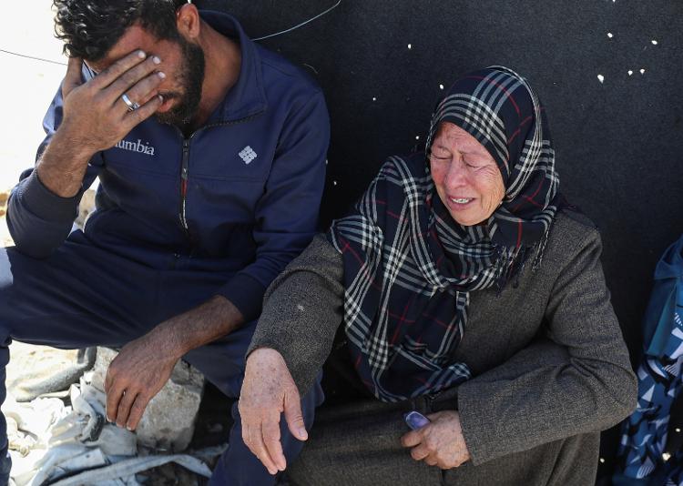 A tia do palestino Ghassan Asaliya, que foi morto junto com sua esposa e todos os seus cinco filhos em um ataque israelense à tenda onde se abrigavam