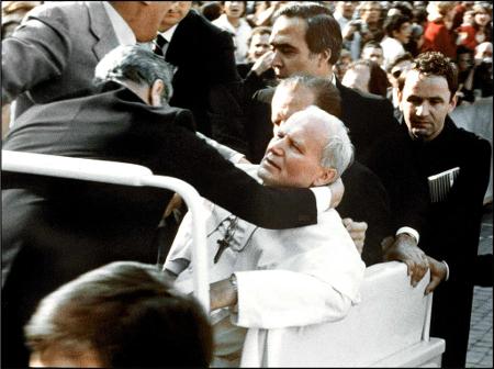 O papa João Paulo 2º, na praça de São Pedro, no Vaticano, em 13 de maio de 1981, após ter sido ferido com um tiro, pelo turco Mehmet Ali Agca O papa João Paulo 2º, na praça de São Pedro, no Vaticano, em 13 de maio de 1981, após ter sido ferido com um tiro, pelo turco Mehmet Ali Agca