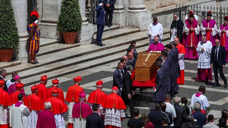 Carregadores de caixão transportam o caixão do Papa Francisco para a Basílica Santa Maria Maggiore, em Roma Carregadores de caixão transportam o caixão do Papa Francisco para a Basílica Santa Maria Maggiore, em Roma