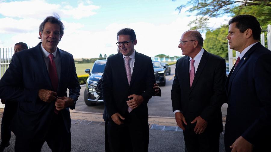 Haddad, Motta, Alcolumbre e o vice-presidente Geraldo Alckmin conversam após reunião com o presidente Lula sobre o IOF em 03/06 - Reuters/Adriano Machado