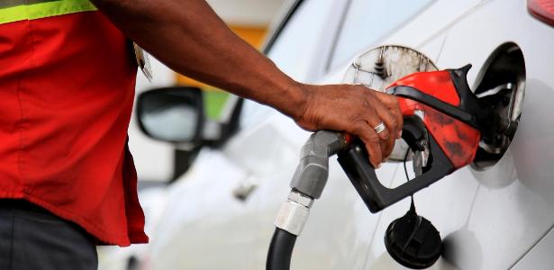 Combustível cai em fevereiro, mas guerra pode aumentar preço na bomba