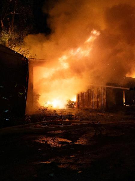 Bombeiros atuam em um complexo de oficinas mecânicas danificadas durante os ataques com mísseis russos ocorridos durante a madrugada, em meio ao ataque da Rússia à Ucrânia, em Kiev, Ucrânia, em 8 de agosto de 2026. Serviço de Imprensa do Serviço Estatal de Emergências da Ucrânia/Imagem cedida pela REUTERS