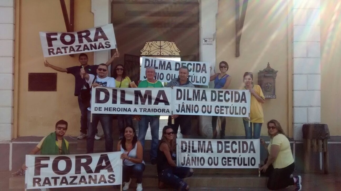 16.ago.2015 - Manifestantes exibem faixas em protesto pelo impeachment da presidente Dilma Rousseff. "Saindo de Jaguariúna indo para avenida Paulista", escreveu o internauta Davi Neto em mensagem enviada para o WhatsApp do UOL (11) 97500 1925 - Davi Neto/via WhatsApp