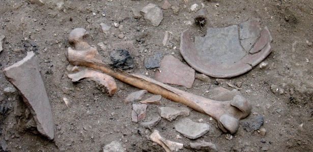 Doze esqueletos humanos de judeus "hereges" que datam do século 16 e 17, prováveis vítimas da Inquisição, foram encontrados em Évora, em Portugal - EFE