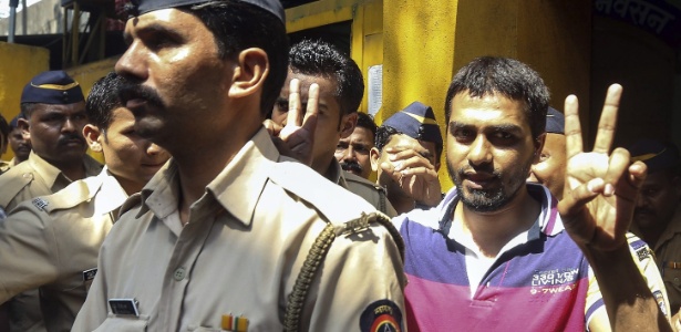 Policiais escoltam um dos cinco acusados pelos atentados em Mumbai em 2006, antes de decisão que os condenou à morte - Divyakant Solanki/Efe