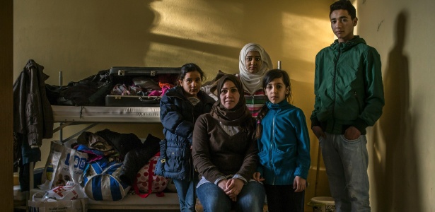 Hivrun Kurdi posa com os filhos em abrigo na Alemanha. Ela é tia de Alan Kurdi, de 2 anos, cuja morte tornou-se símbolo do drama dos refugiados da guerra na Síria - Mauricio Lima/The New York Times