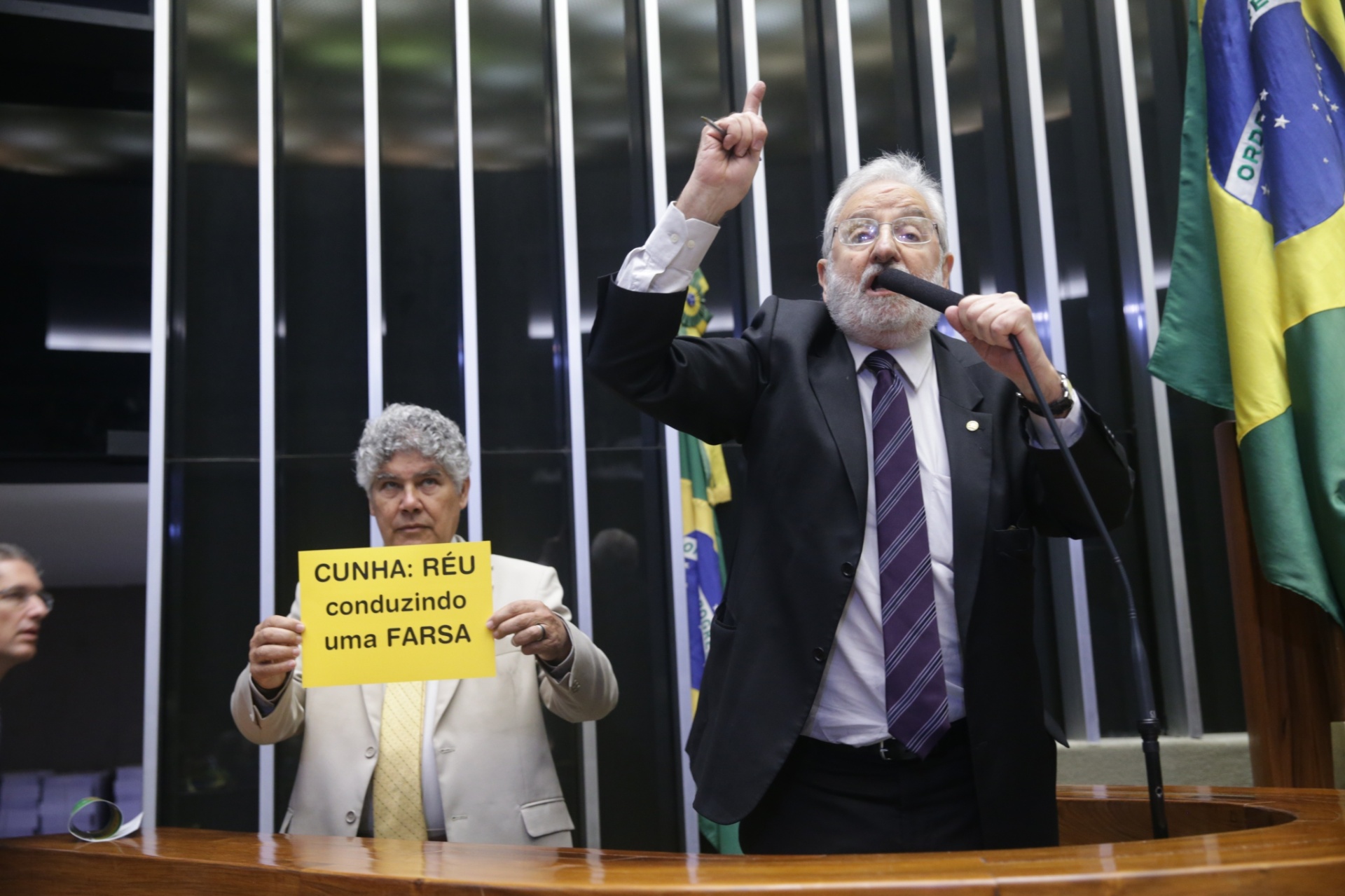 15.Abr.2016 - Parlamentar Ivan Valente (PSOL-SP) discursa durante debate sobre o impeachment da presidente Dilma Rousseff (PT) no plenário da Câmara dos Deputados. Enquanto isso, colega Chico Alencar (PSOL-RJ) segura cartaz em protesto contra o presidente da casa, Eduardo Cunha (PMDB/RJ) - Ananda Borges/Câmara dos Deputados