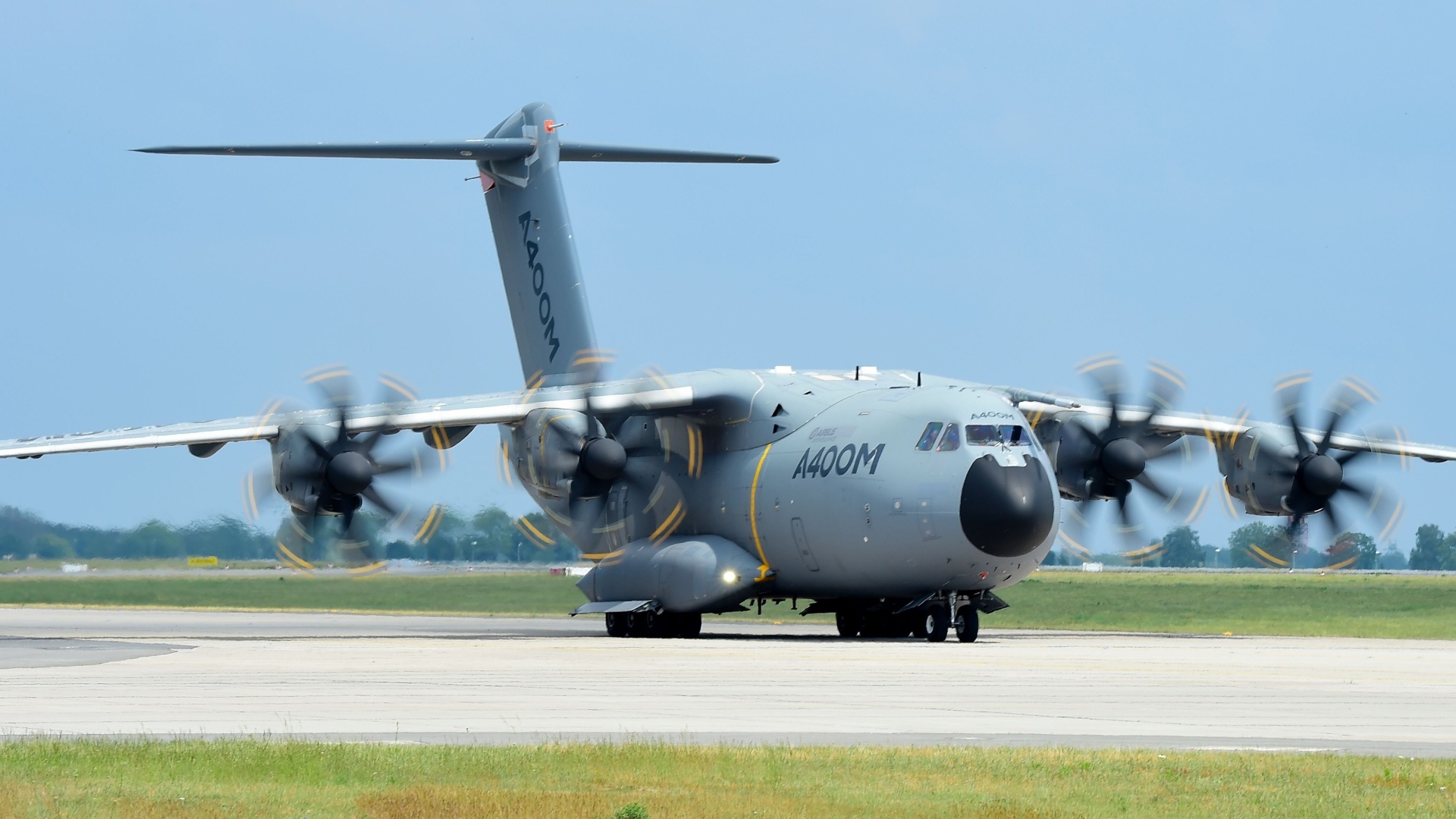 30.mai.2016 - Airbus A400M chega ao aeroporto Schoenefeld, próximo a Berlim, na Alemanha, para o International Aerospace Exhibition (ILA) Berlin Air Show - Tobias Schwarz/AFP Photo