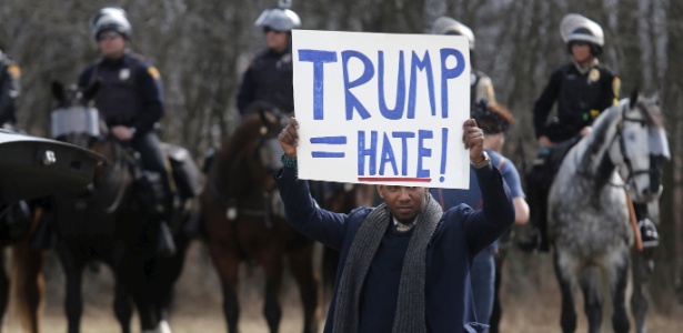 12.mar.2016 - Homem segura cartaz com os dizeres "Trump = ódio" em Cleveland - Rebecca Cook/Reuters